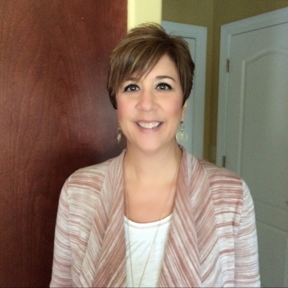 Welcome to my closet! ๐ - Picture 3 of 3